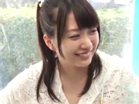 「中はやめて下さい…！」ちっぱい美少女と彼氏のすぐ横で中出しSEX