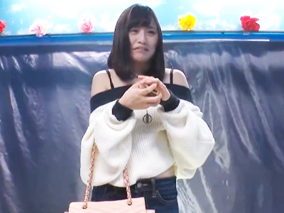 「これ駄目ぇ！出ちゃう！」彼氏とデート中の美少女が電マとマシンバイブ調教されて潮吹き痙攣昇天！