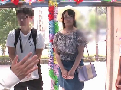 札束の魅力にあっさり陥落！！！彼氏の目の前で元彼に中出し許しちゃうビッチ素人娘ｗ