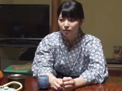 仕事の取引のために温泉地に来た同僚男女が浴衣姿に欲情してアツい夜を過ごす