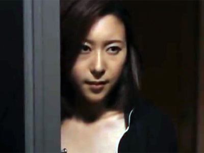 隣人に脅迫され主人の寝ている傍で寝取られた美人妻が種付けされちゃう